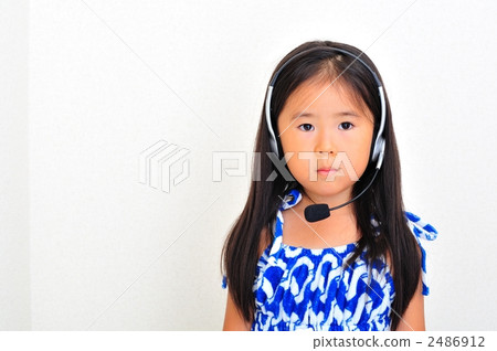 A child who imitates an operator 2486912