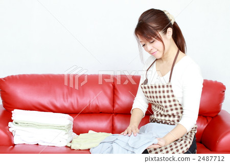 Laundry and housewife 2487712