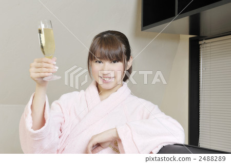 Celeb to toast with champagne Celeb to toast with champagne 2488289