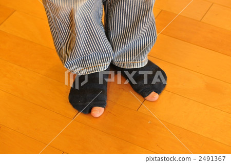 hole, body parts, feet 2491367