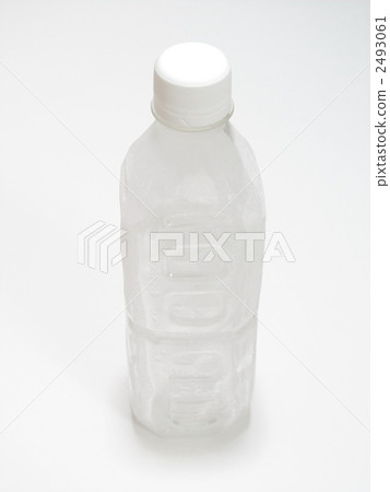冷凍的塑料瓶裝水[白色背景/簡單] 2493061