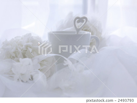 杯和匙子和人造花 杯和匙子和人造花 2493793