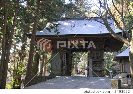 [88 places in Shikoku] No. 20 Kakurinji Temple Winter sunny mountain gate Katsuura Town, Katsuura District, Tokushima Prefecture 2493922
