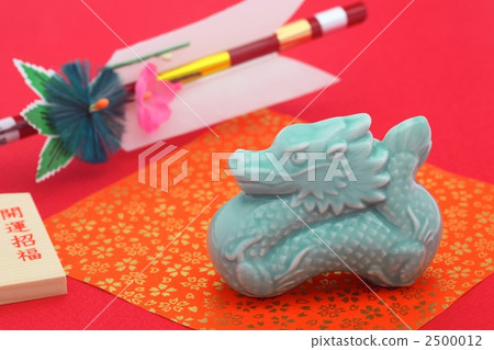 Dragon figurine and arrow 2500012