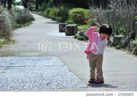 Walk on the sidewalk 4 2500065