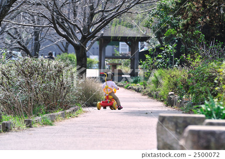 Walk on the sidewalk 8 Walk on the sidewalk 8 2500072