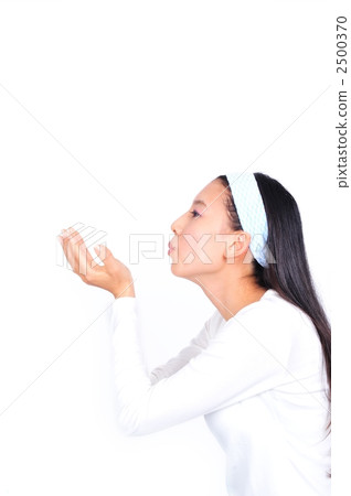 一個女人在吹她的呼吸 一個女人在吹她的呼吸 2500370