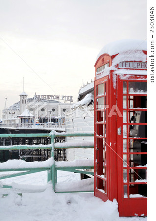 Peer and phone box 2503046