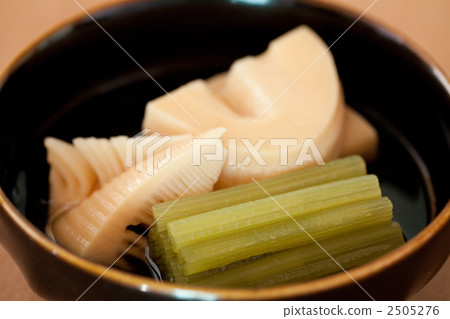 煮熟的竹筍和竹筍 煮熟的竹筍和竹筍 2505276