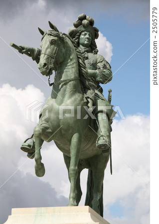 Louvre equestrian statue Louvre equestrian statue 2505779