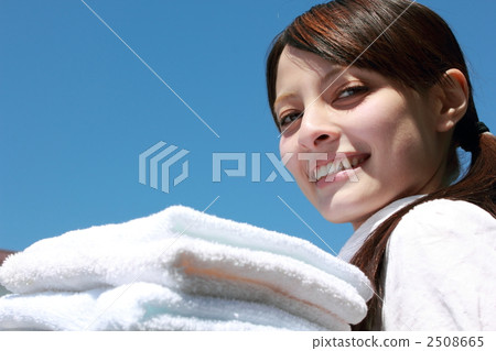 One woman (laundry housewife housewife apron laundry cleaning daily life lifestyle) 2508665