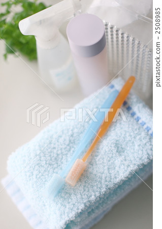 medicine and toiletry cabinet, toothbrush, daily necessities 2508985