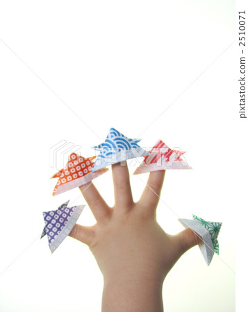 Origami helmet and children's hands Origami helmet and children's hands 2510071