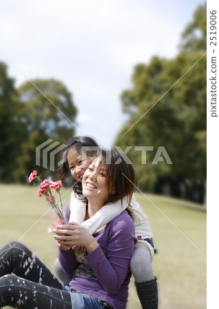 Carnation bouquet and smiling mother girl 2519006
