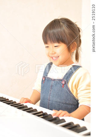A girl playing the piano 2519110
