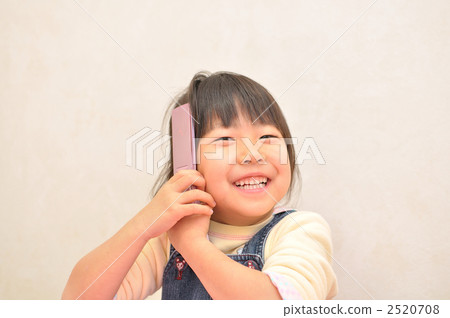 女孩在移動電話上交談 女孩在移動電話上交談 2520708