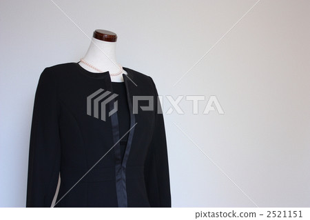 A torso with a mourning clothes 2521151