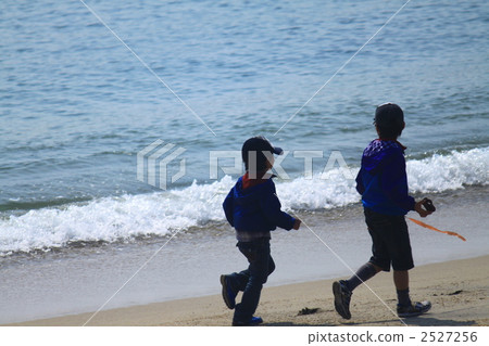 Brothers playing in the sea 2527256