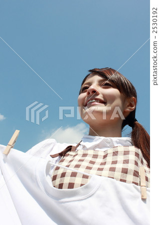 One woman (laundry housewife housewife apron laundry cleaning daily life lifestyle) One woman (laundry housewife housewife apron laundry cleaning daily life lifestyle) 2530192