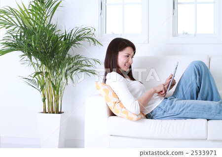A woman who plays iPad 2533971
