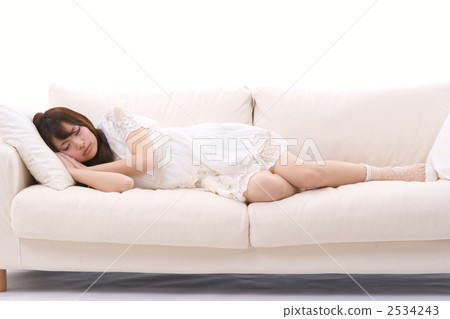 A lady sleeping 2534243