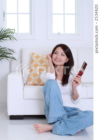 A woman carrying it 2534920