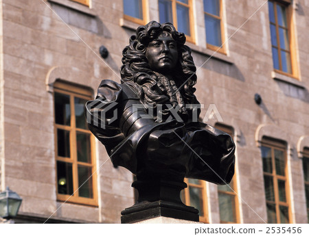 Louis XIV statue 2535456