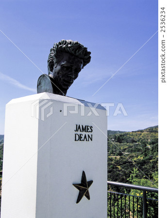 James Dean statue of Griffith Observatory 2536234