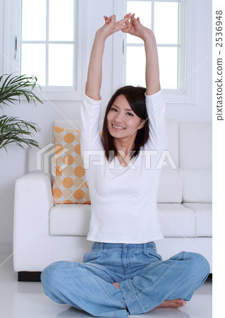 一個女人向後伸展 2536948