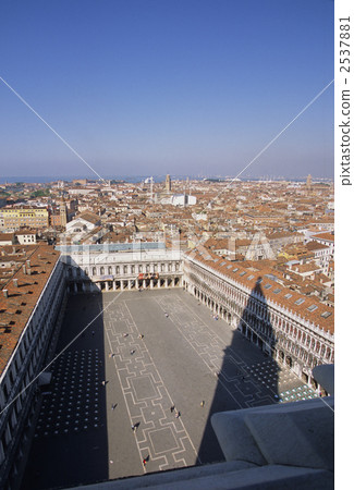 鐘樓的陰影在聖馬克廣場的 2537881