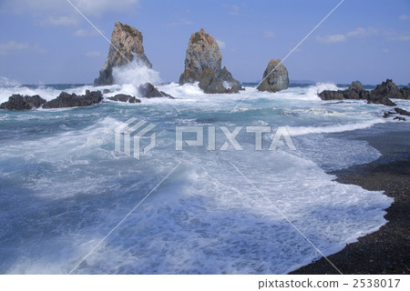 沉沒的岩石 波濤洶湧的海面 洶湧浪潮 2538017