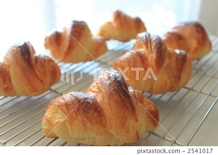 Bread croissant baked 2541017