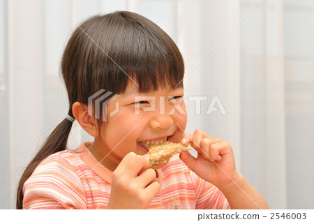 Girls eating chickpeas 2546003