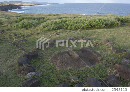 世界遺產拉帕努伊國家公園被推翻，摩伊的面孔被埋葬。復活節島，智利。拍攝於2010年7月 2548113