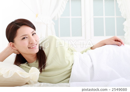 躺在床上的女人 2549080