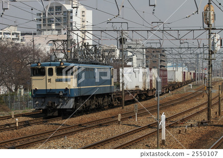 EF65 Towing freight train 2550107
