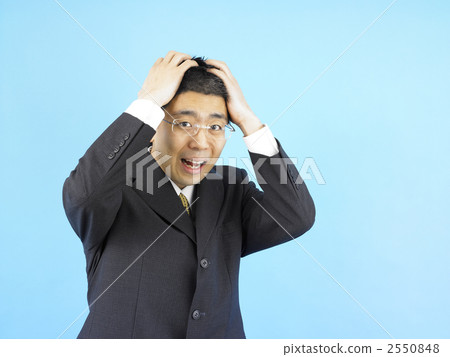 一個男人抱著一個頭 一個男人抱著一個頭 2550848