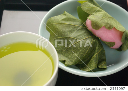 Up of green tea and pink Kashiwaki on a square tray 2551097