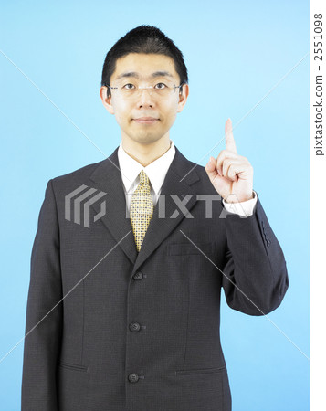 一個男人舉起食指 2551098