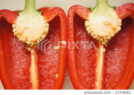 厚厚的辣椒粉的橫截面 2554681