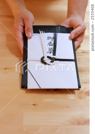 A woman's hand that will give you a gift 2555408