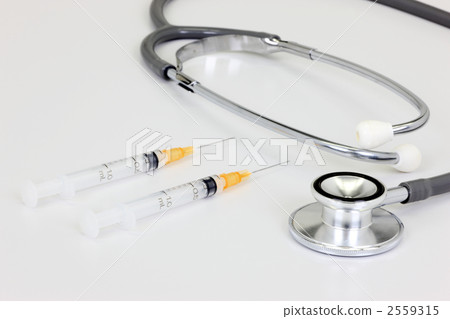 Stethoscope and syringe 2559315