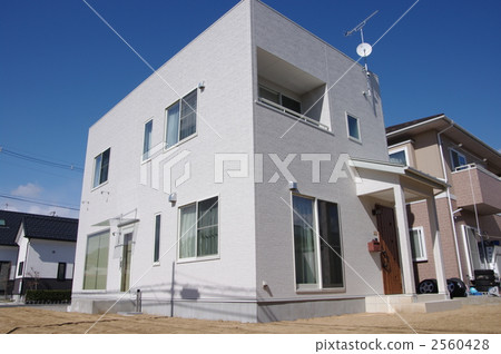 Newly built box-shaped house Newly built box-shaped house 2560428