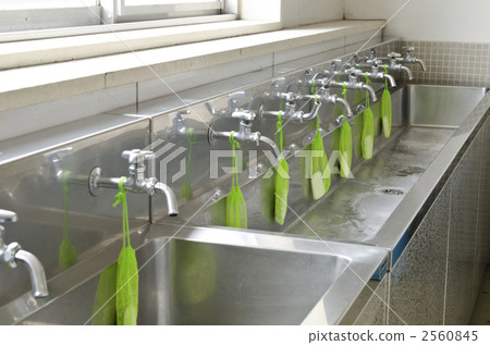School water fountain 2560845