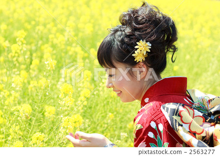 A woman in a sleeping sleeve shape 2563277