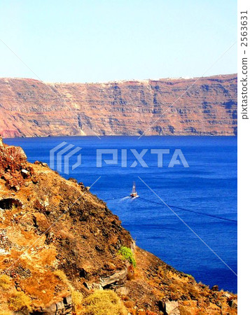 一艘船穿過火山口（聖托里尼島） 2563631