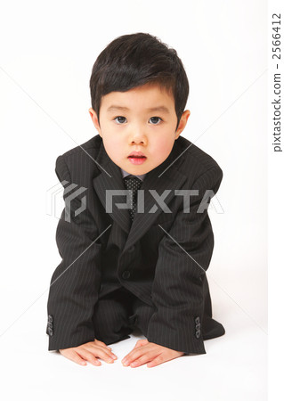 男孩要坐下 2566412
