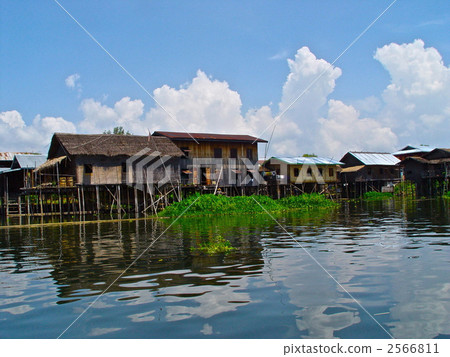 Village on the shore (Inle Lake / Myanmar) 2566811
