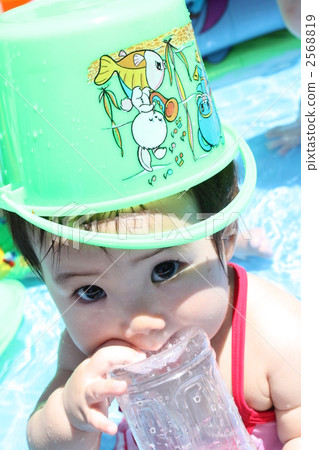 在水中玩耍 在水中玩耍 2568819