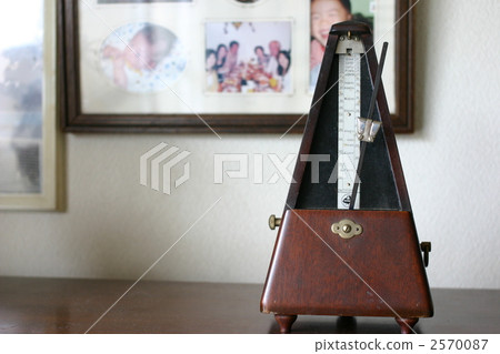 metronome, play (an instrument), dwelling 2570087